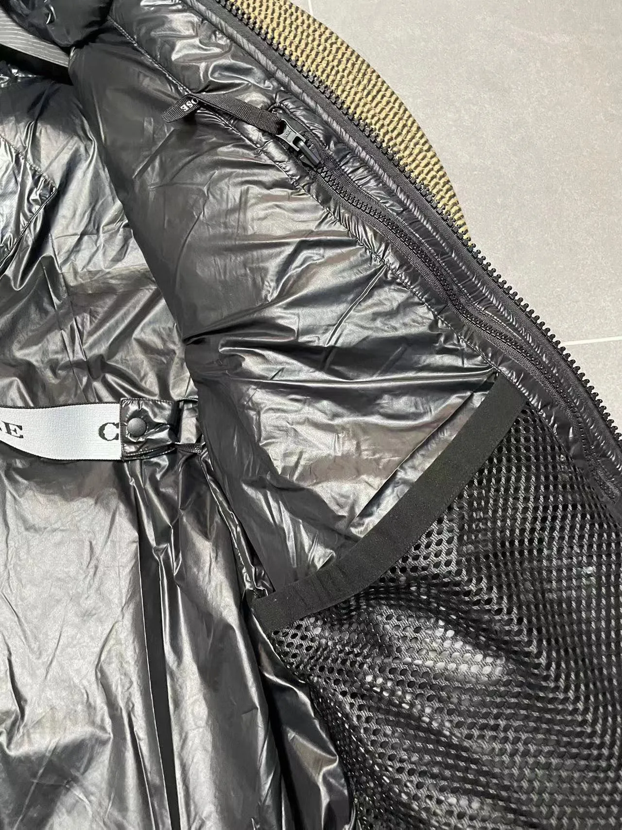 P780 Black Black Label Top Version 𝘾𝘼𝙉𝘼𝘿𝘼 𝙂𝙊𝙊𝙎𝙀/Canada Goose 2023 Limited New Crofton Puff Down Jacket Pure Guangzhou Inspection 95 White Duck Down Filling‼  Top version, ceiling level‼ Crofton soft bread, the latest style in 2023, has a cold protection effect of up to level 4. It is made of recycled Feather-Light tear-resistant fabric. It is ultra-light and has no weight on the upper body at all! The unique black label highlights your temperament‼  Canada Goose, a Canadian brand, has always been recognized as the warmest down jacket. Various Instagram celebrities, Internet celebrities, and celebrities often wear it for street photos. I do Canada Goose every year, but I still can’t get rid of my love for geese. No matter how cold the winter is, there is no need to be afraid, because there are geese! Filled with 80% white duck down, Canada Goose is the legendary warmest down jacket and is known as a must-have for Arctic outdoor sports! The most popular down jacket in the world, celebrities are rushing to buy it, it is a must-have! Same style for men and women Size: S-XXL